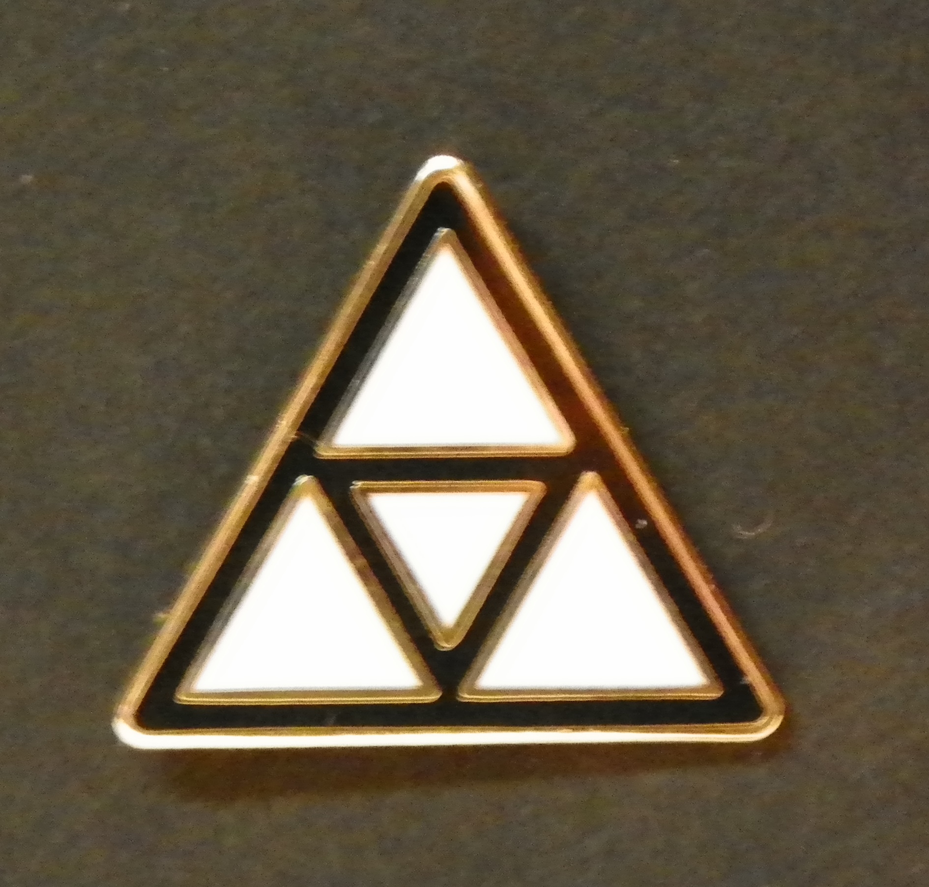 Машина три треугольника. Треугольник символ. Треугольник в треугольнике символ. Символ дв треугольника. Значок в виде треугольника.